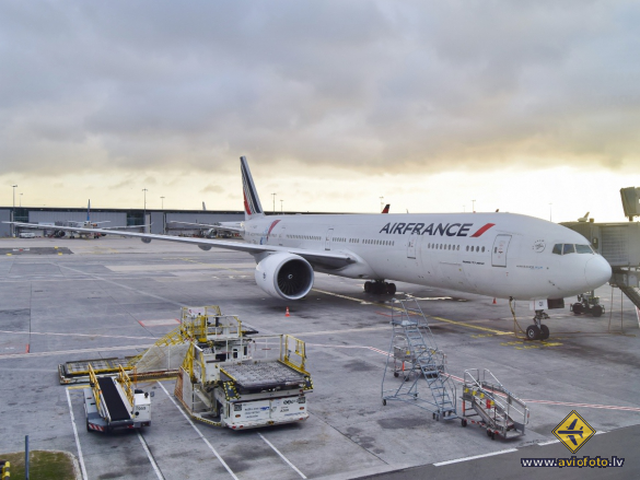 Boeing 777-328/ER